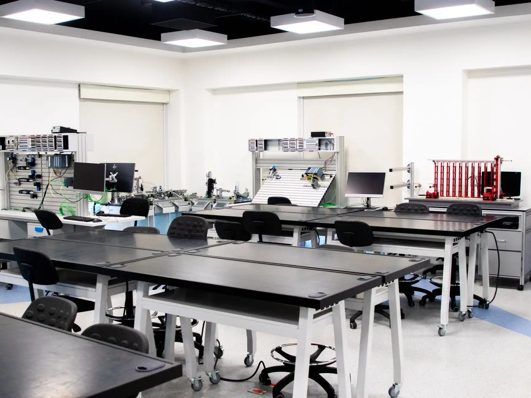 2025年教育课程研发趋势与教学设备融合应用解析正文配图 1